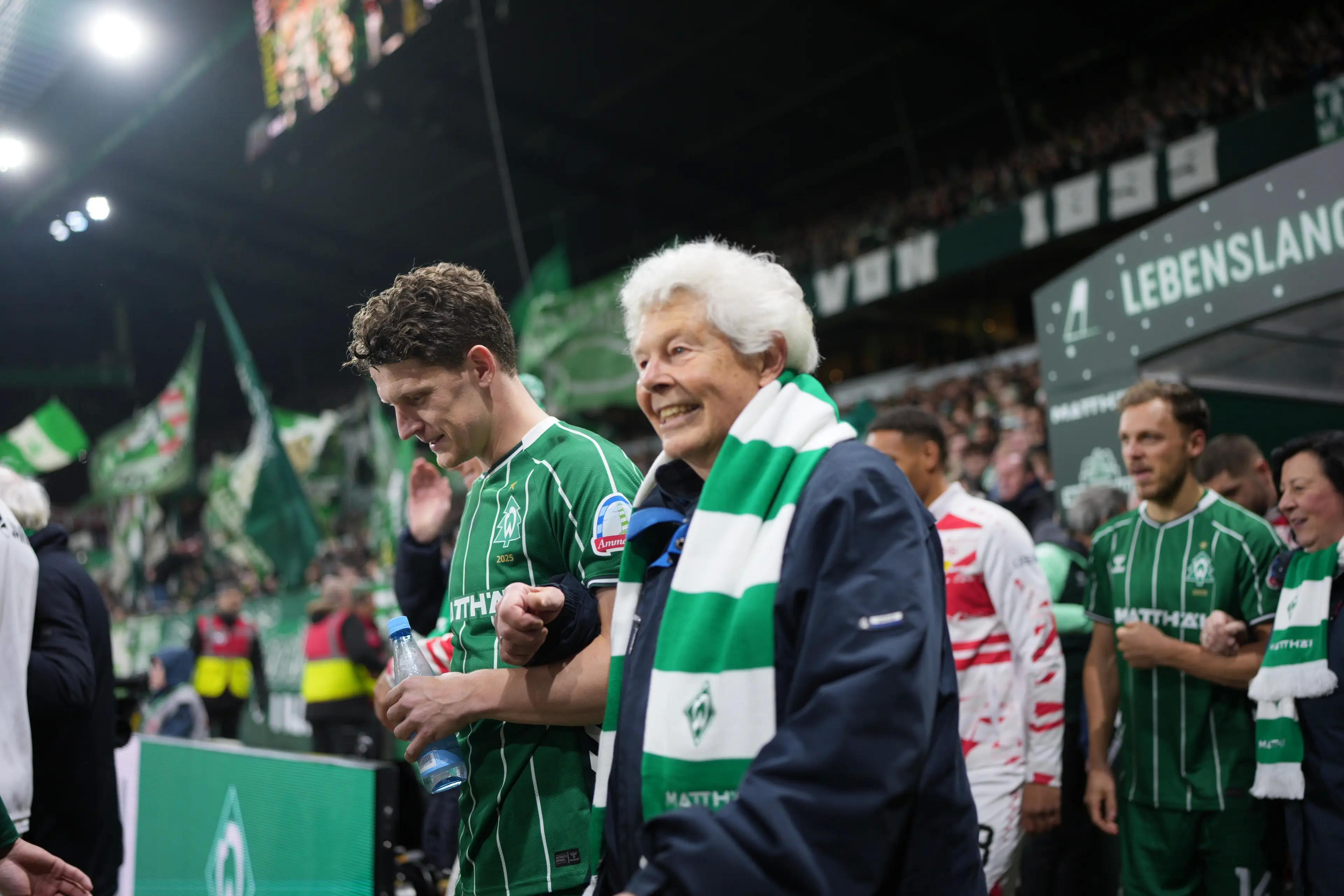 球童变社区老人,云达不来梅通过进场仪式进行关爱老人活动