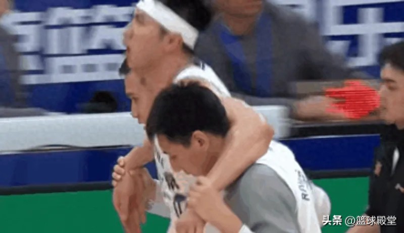  北控太惨！沈梓捷刚遭严重伤势，邹雨宸也崴脚，仅剩杜伯超能用了