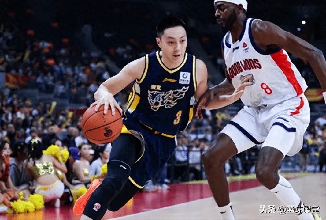  胡明轩低迷原因！周鹏早已曝光膝盖伤势，如今攻守崩盘，该休息了