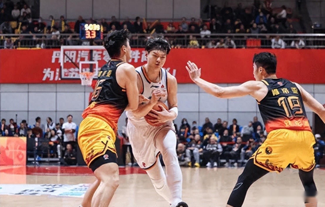  上海101-89江苏 球员评价：2人满分，6人及格，刘礼嘉低迷