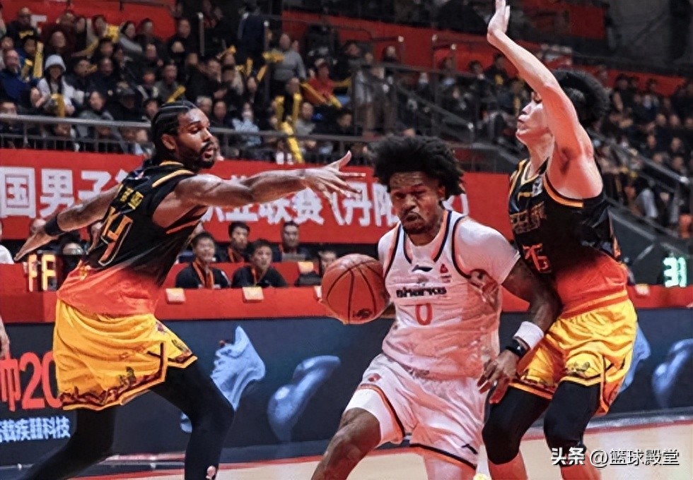  卢伟真不行！甩锅洛夫顿，殊不知进攻一塌糊涂，各主力无特定战术