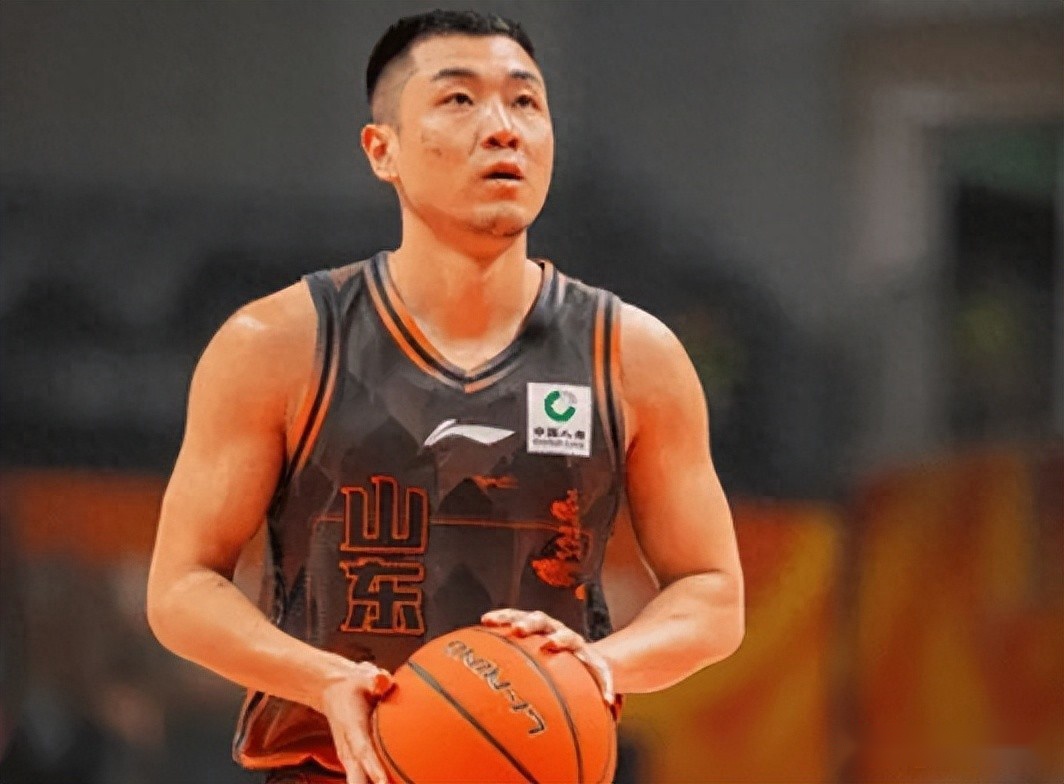  山东94-87四川遭4坏消息！高诗岩+鲍威尔太迷，陈林坚无核心地位