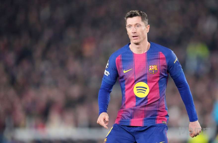  罗马诺：莱万不会在冬窗离开巴萨 他愿考虑续约