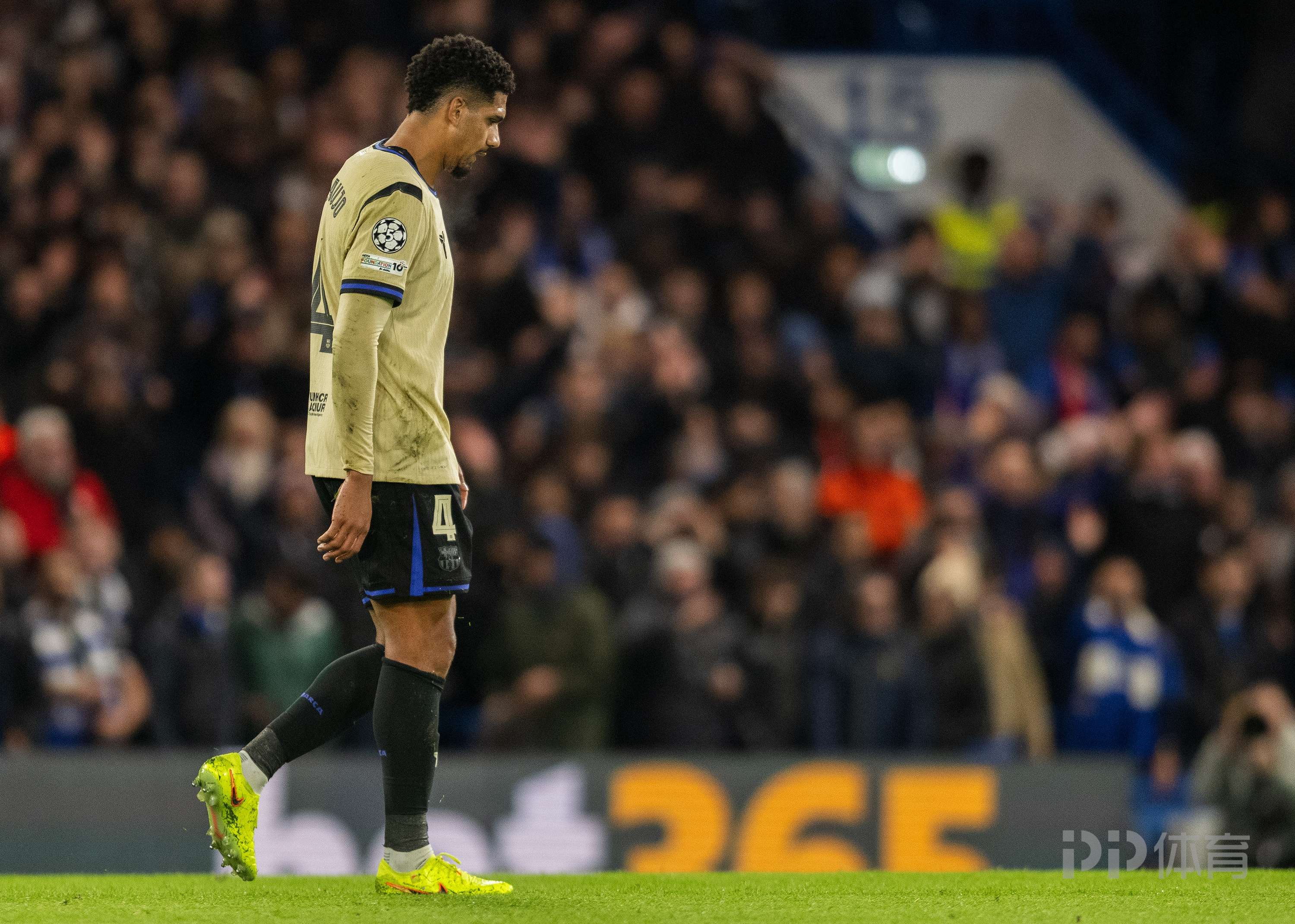 世体:巴萨派专人陪伴阿劳霍 后者圣诞后有望恢复合练