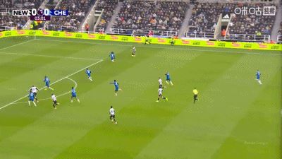  开局闪击！第4分钟，桑切斯神扑戈登射门，但沃尔特马德打空门得手，纽卡1-0领先切尔西