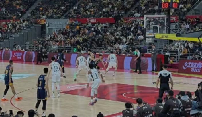  郭昊文42分破生涯纪录徐杰伤退 萨姆纳首秀26分广东加时险胜南京