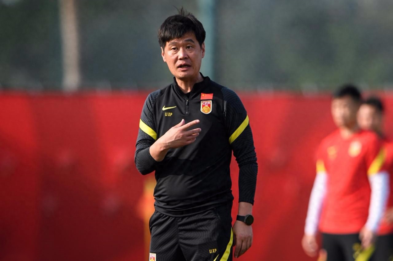 前国足主帅李霄鹏下课!球队宁可让降级队前主帅带队,也不要他?