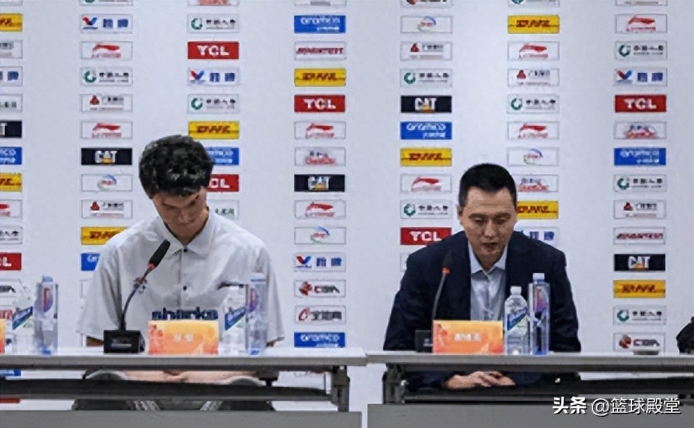 输广厦发布会！卢伟批防守+篮板+罚球问题，谈古德温洛夫顿兼容性