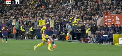 第39分钟，雷纳托-韦加身后铲倒亚马尔被红牌罚下！比利亚雷亚尔少一人作战