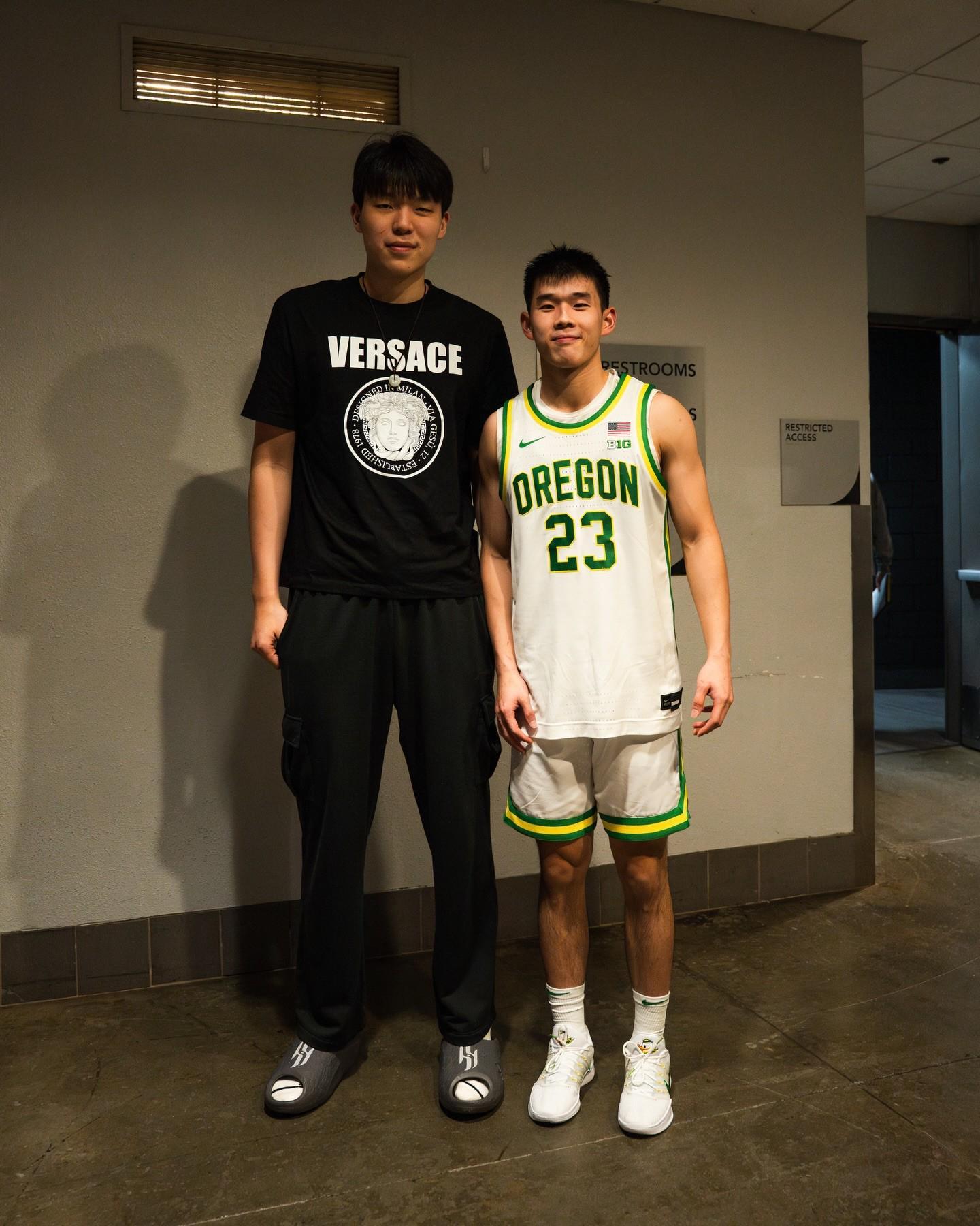 都是追梦人，开拓者官方和俄勒冈官方分享杨瀚森与林葳合影