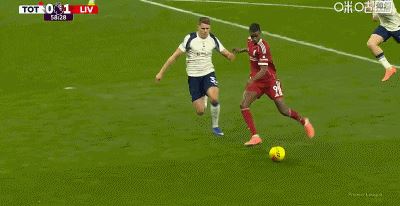 剪刀脚铲伊萨克致其受伤，范德芬赛后社媒被利物浦球迷攻击