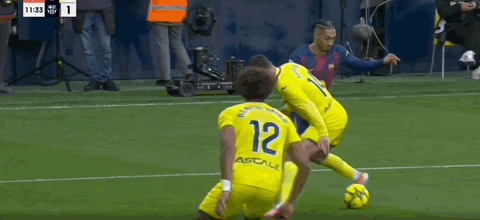 第12分钟，拉菲尼亚右路内切造点，随后亲自主罚命中！巴萨1-0比利亚雷亚尔