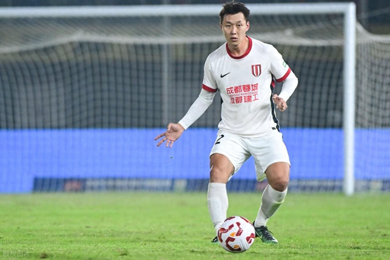 李昂最佳替身浮现？上港锁定成都蓉城王牌后卫，球迷却很不高兴！