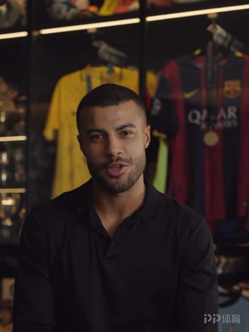 前巴萨中场拉菲尼亚因膝伤自宣退役