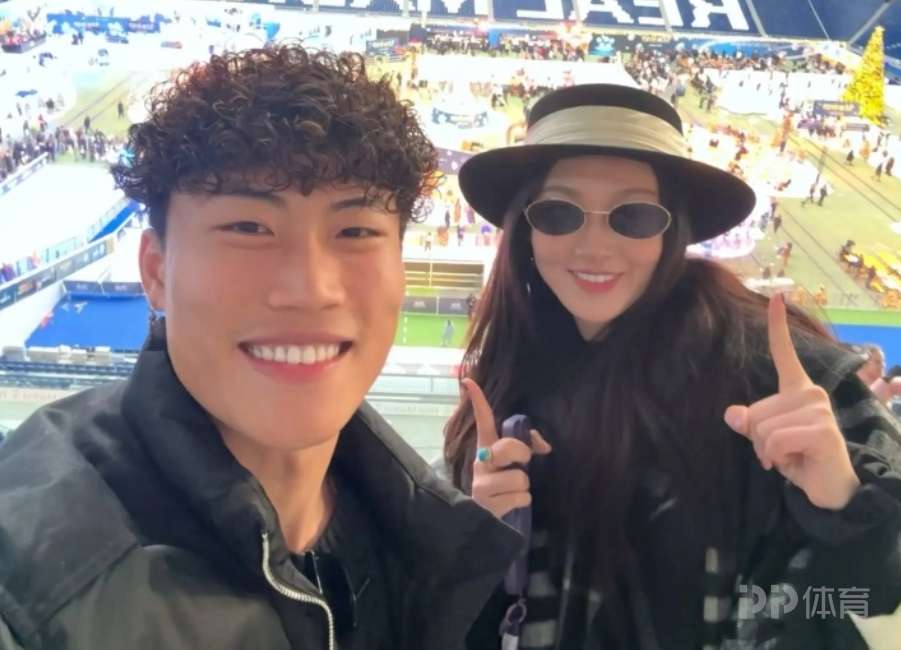 谢文能时隔10多年再次参观伯纳乌球场 晒儿时与C罗球衣合照