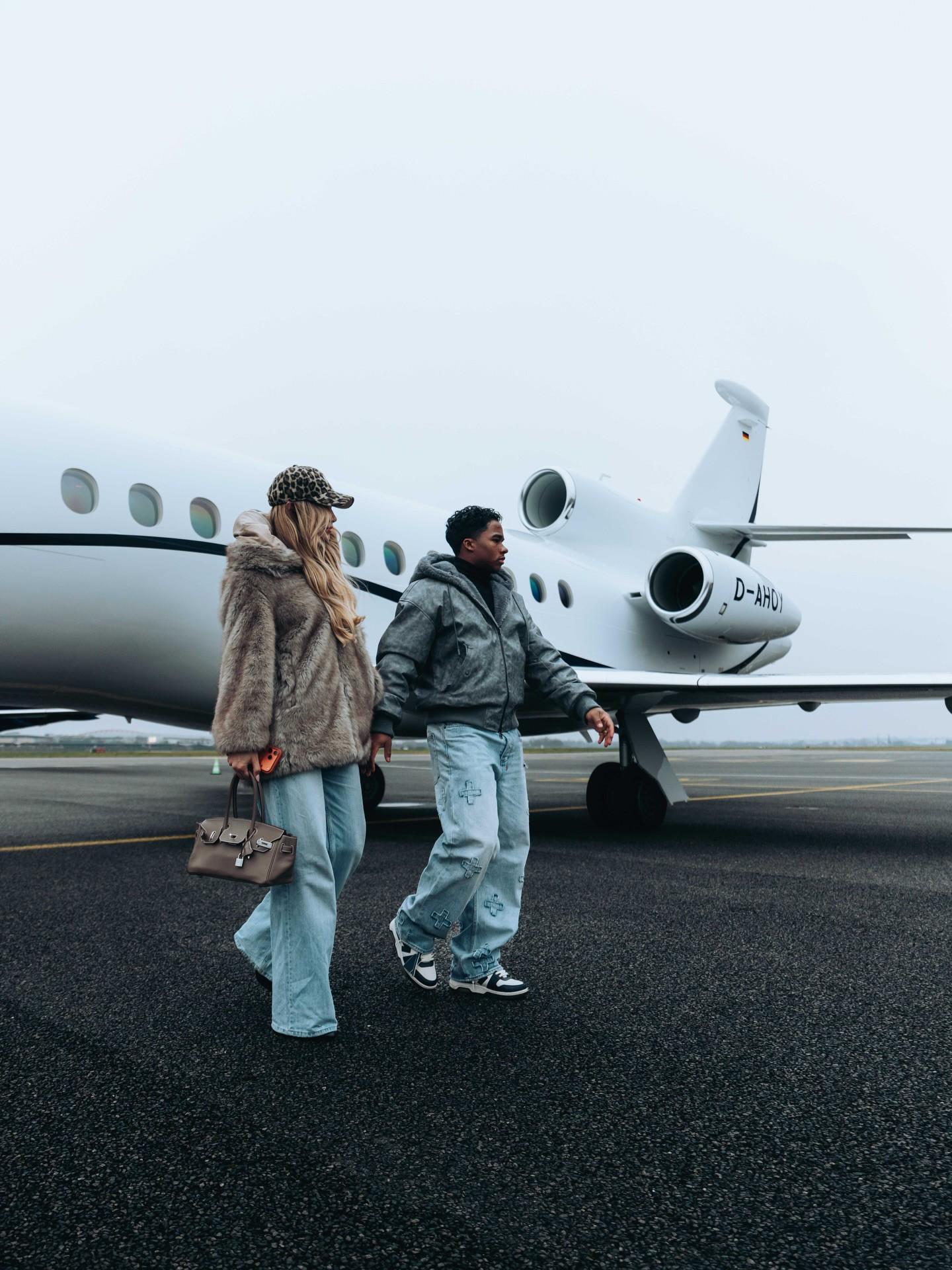 恩德里克社媒晒登机照，与妻子一起飞往法国加盟里昂