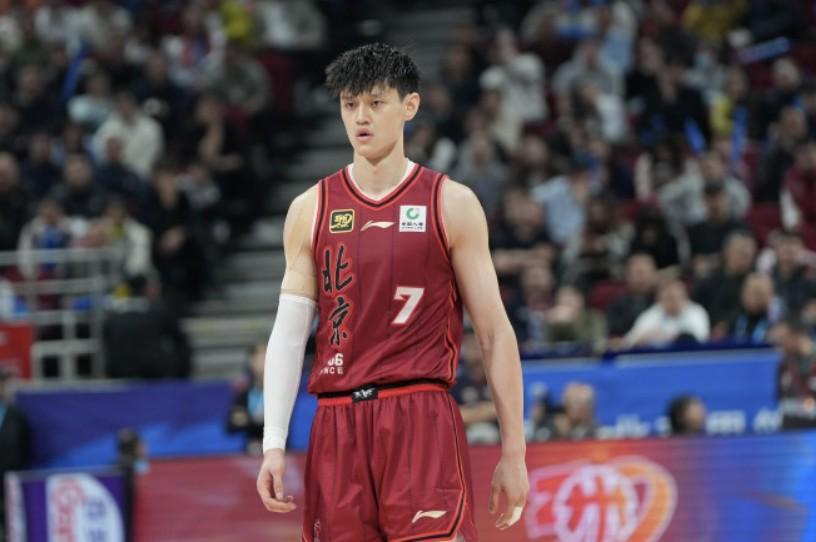 媒体人:相关手续还没有完成,曾凡博无法出战与新疆的比赛