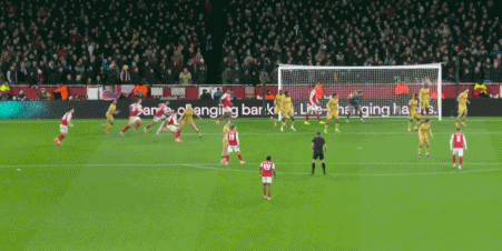 第80分钟，拉克鲁瓦禁区混战中自摆乌龙，阿森纳打破僵局1-0！