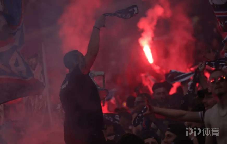 年末疯狂庆祝巴黎6冠王！约40名巴黎极端球迷被捕