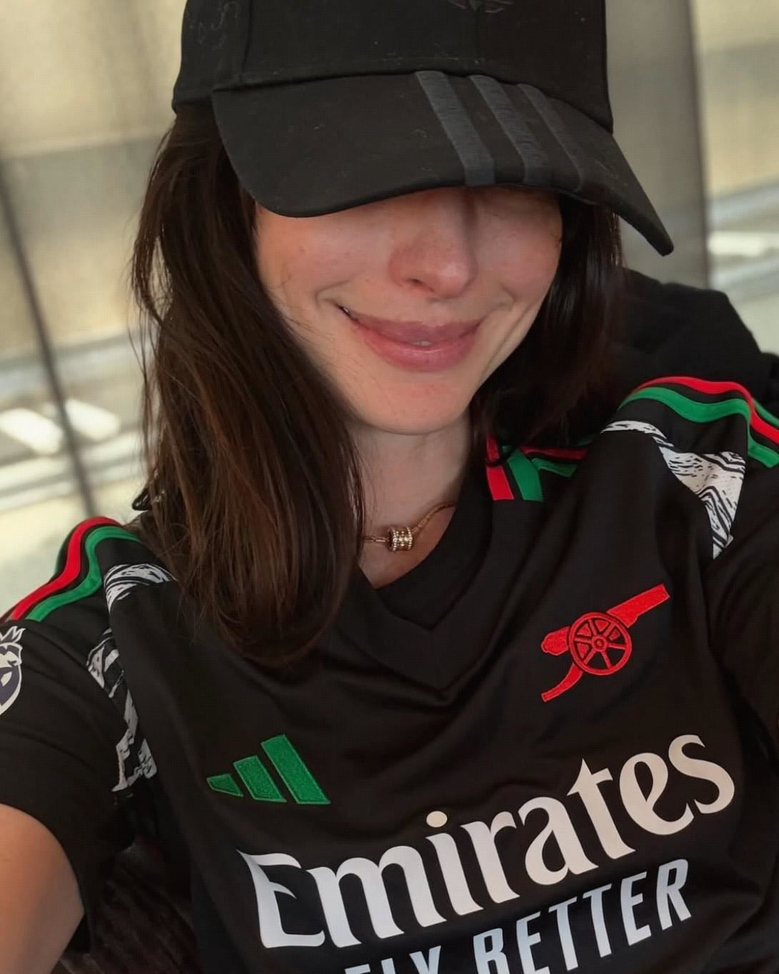 阿森纳近期连造乌龙，枪迷安妮-海瑟薇打趣：向乌龙球先生致敬