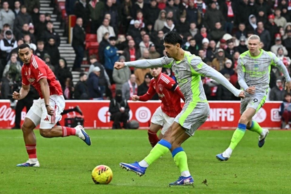 曼城幸运2分钟！迪亚斯逃红，赖因德斯闪击，首次射正就领先