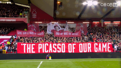 致敬传奇，本轮英超赛前森林队为球队传奇罗伯逊举行默哀仪式