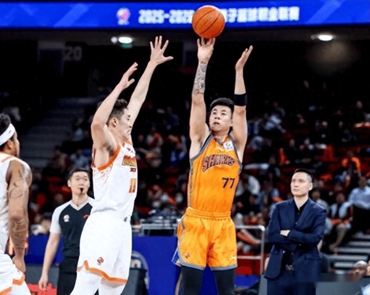 胜江苏却让4主力全出隐患!张镇麟+2小外投篮隐患,洛夫顿太粘球