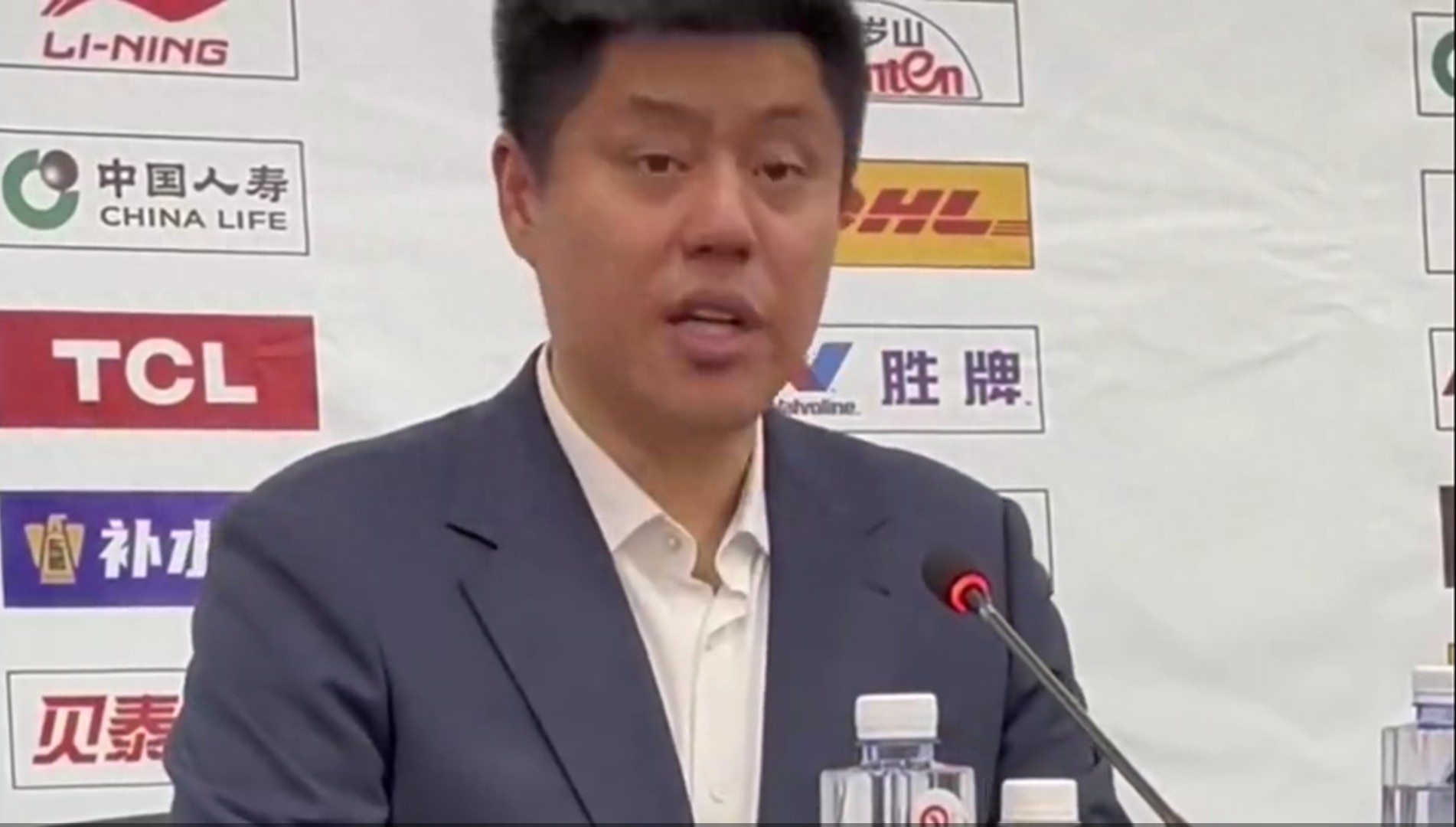 贾明儒疑似教肘击,迪亚诺踹上篮徐杰,肘击陈家政,潘江夸赞恶徒