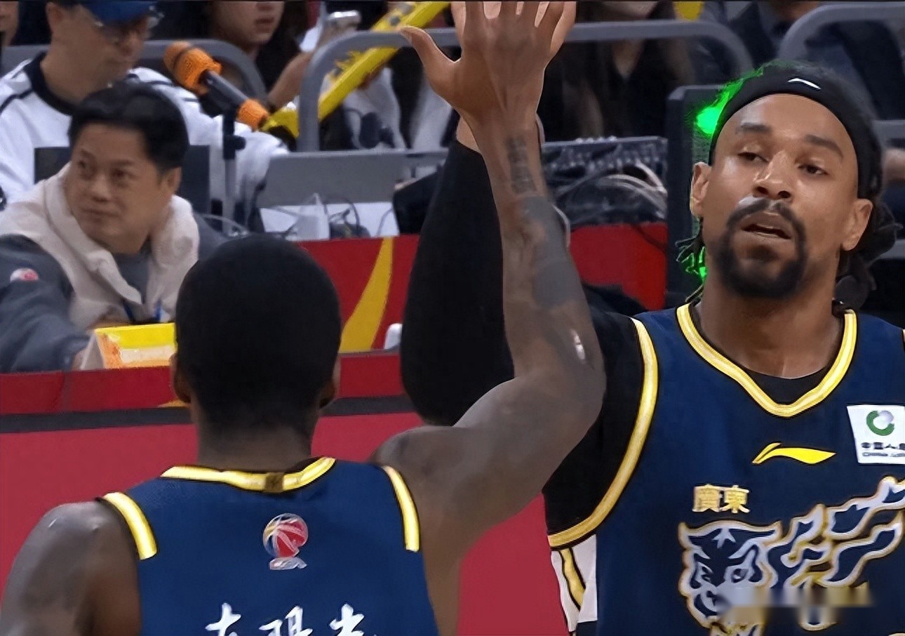 广东险胜山东3喜1忧!萨林杰统治级,徐杰关键球无解,萨姆纳不稳