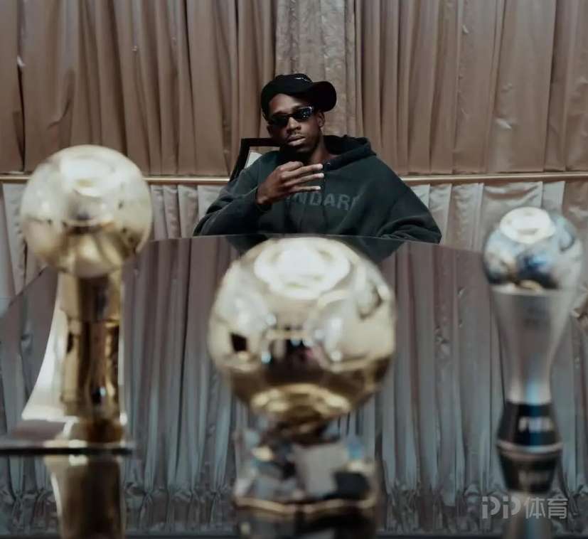 丰收的一年！登贝莱社媒晒出三座个人奖杯