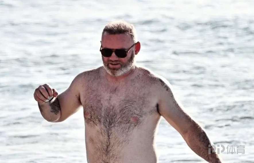 鲁尼带妻子度假赤裸上身玩水 科琳一身比基尼装