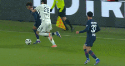 半场战报：巴黎圣日耳曼1-0巴黎FC，杜埃爆射破门