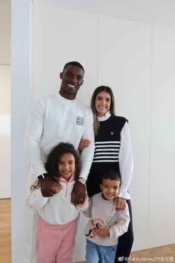  法比奥社媒发布家庭合照：我的宝贝，别太想我们