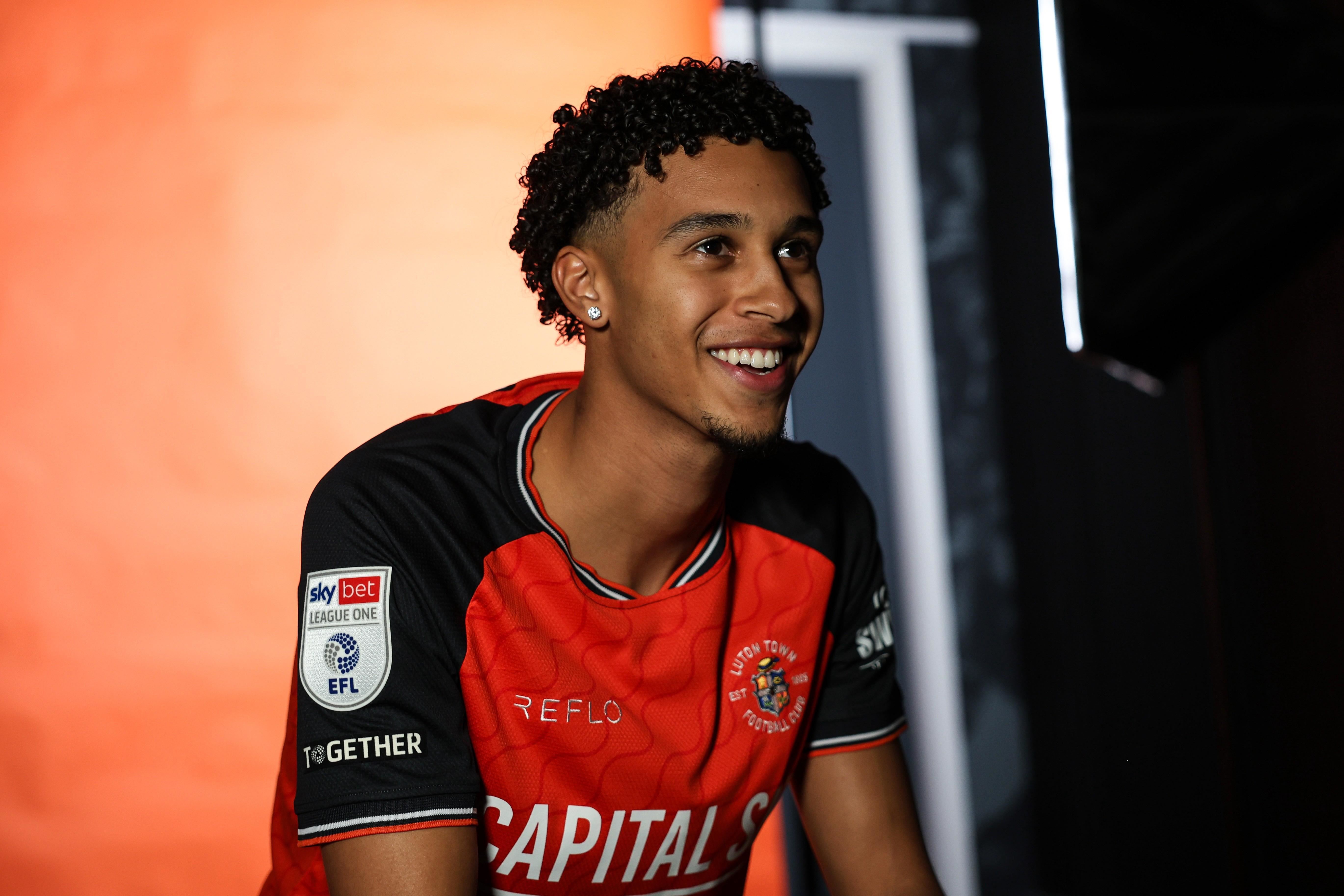  官方：曼城20岁边锋埃米利奥-劳伦斯租借加盟英甲卢顿