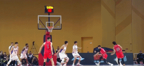 离谱的场边广告牌！伤多少球员了？可CBA还不改