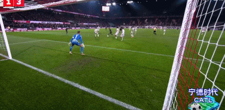 第84分钟， 凯恩后场长传，迪亚斯横传助攻卡尔低射破门！科隆1-3拜仁