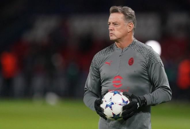 记者：申花门将教练曾任职阿森纳、米兰，也在河北华夏工作过