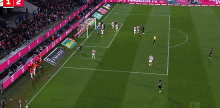 第71分钟，反超！伊藤洋辉底线头球回做，金玟哉头球接力入网，拜仁2-1