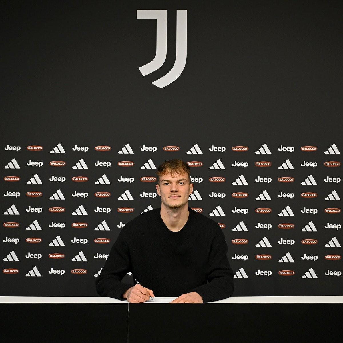 官方:尤文与队内18岁的波兰中场马祖尔续约至2029年