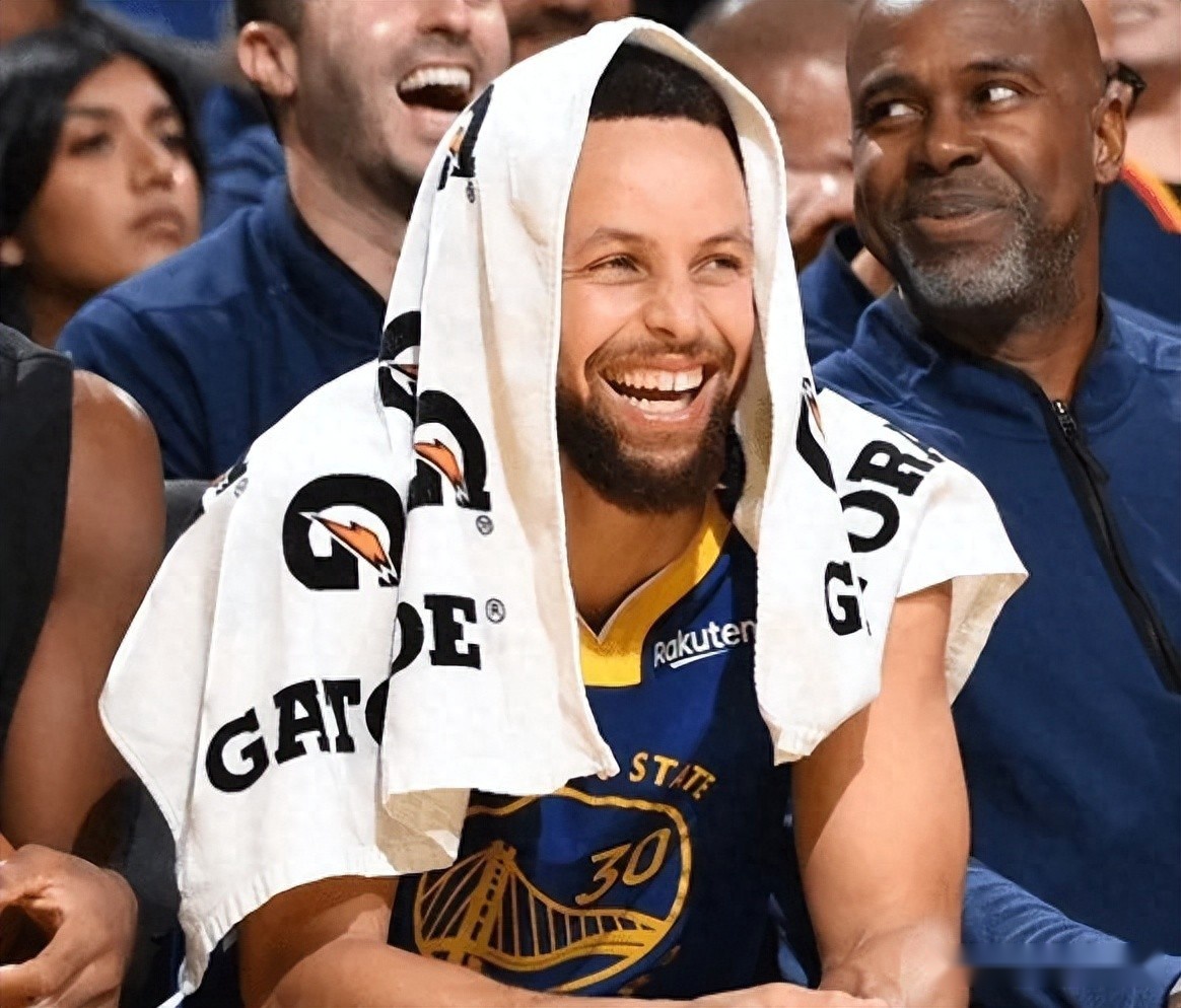 勇士胜尼克斯!3首发轰80分,巴特勒带替补打出优势,格林仍垮!