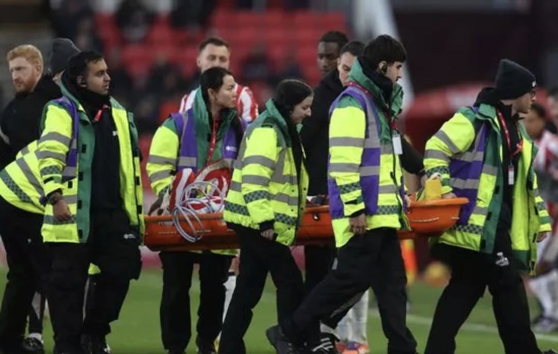 曼城外租至斯托克城的穆巴马在对阵QPR时受伤，被担架抬出场