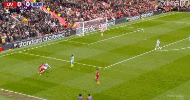 第42分钟，埃基蒂克强势突破，维尔茨乱战爆射破门，利物浦1-0！