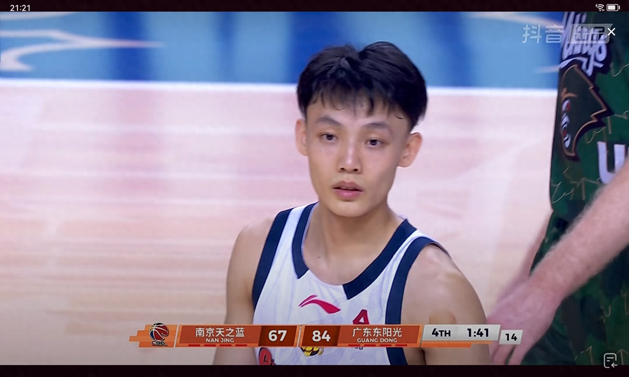 杰哥很忙，忙着给球迷签名，球童太小更醒目，四将半场留力打上海