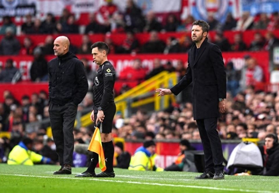 曼联郁闷半场!马奎尔头球中柱,两球被吹,B费滑跪“作废”