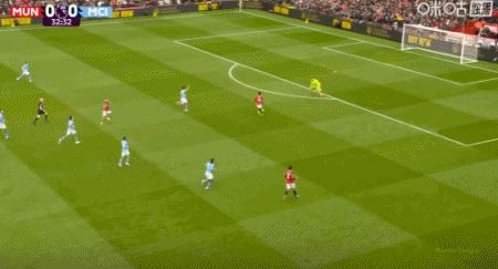 英超-曼联2-0完胜曼城 姆伯莫破门多尔古建功