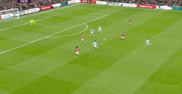 红魔领先！曼联打出快速反击 姆伯莫破门B费送助攻