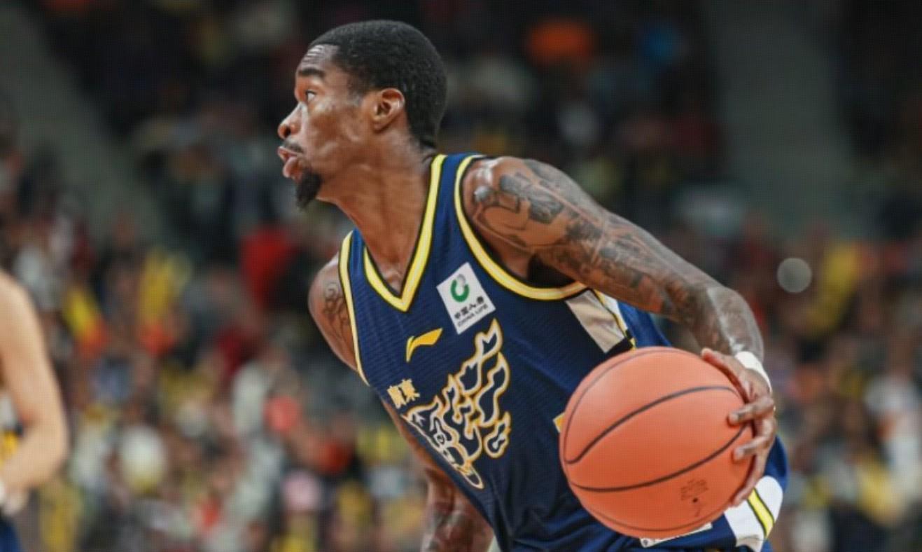 进攻乏力！广东半场除萨姆纳23分外仅萨林杰得2分运动战得分