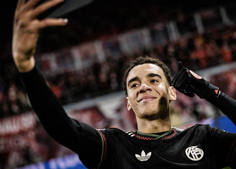  孔帕尼：穆西亚拉带回了很多正能量，现在最重要的是融入球队