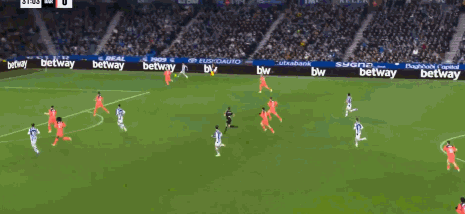 第32分钟,精彩绝伦,奥亚萨瓦尔凌空抽射破门,巴萨0-1