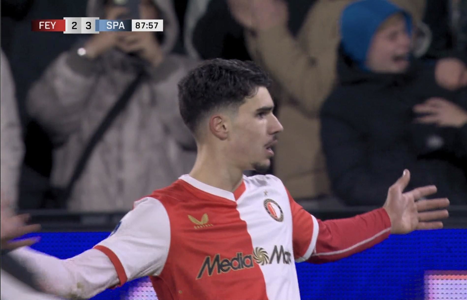 生涯前两球脚后跟+倒钩，范佩西儿子两分钟两球差点助球队绝平